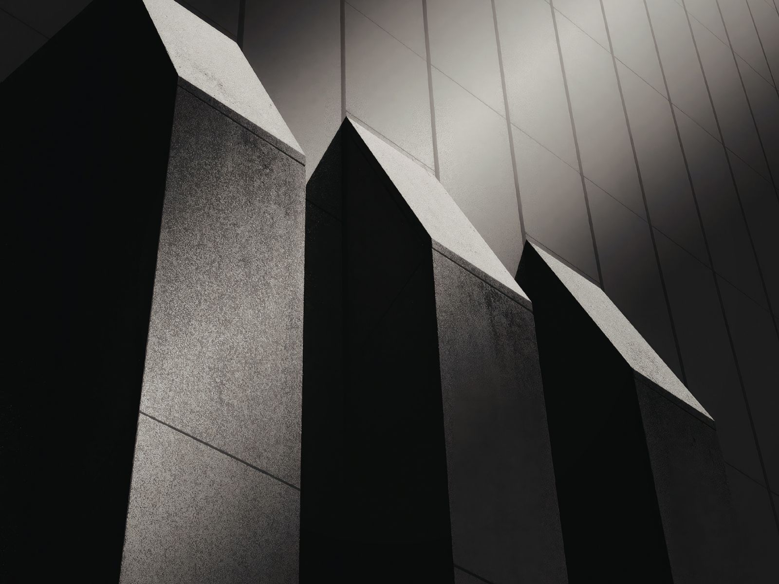 Architekturinterieur mit tiefen Lichtachsen