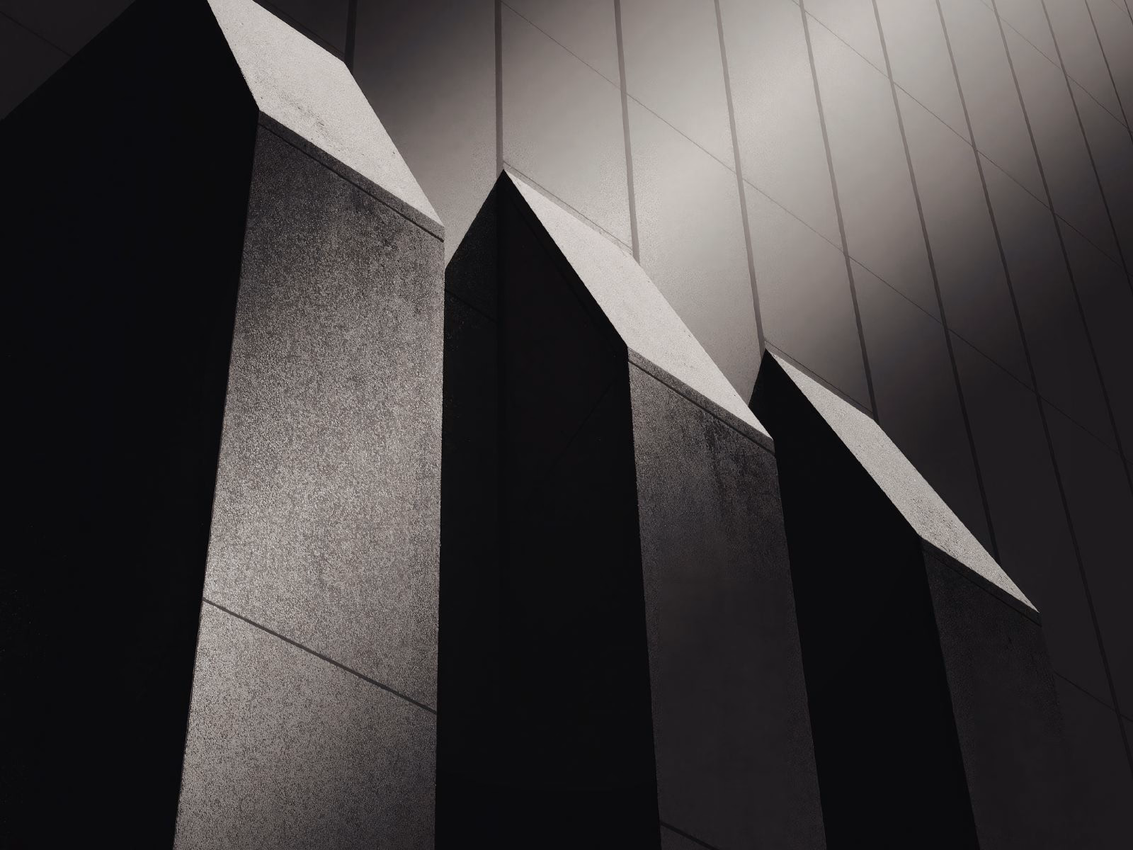 Architekturinterieur mit tiefen Lichtachsen